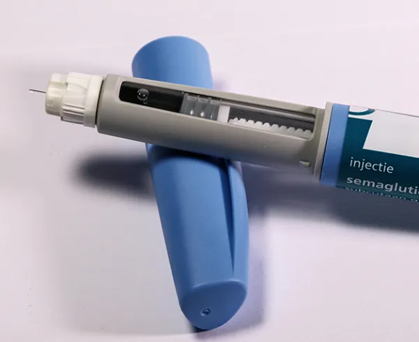 High-precision drug delivery device syringe pump for safe and accurate controlled medication infusion for ICU step-down post-surgical neonatal oncology palliative and chronic illness patients requiring precise intravenous drug delivery at home and hospital