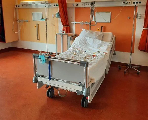 Adjustable positioning hospital cot – multi-angle backrest and height adjustable medical bed for patient comfort and caregiver ease