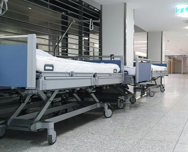 Side rails for safety on hospital cot – sturdy metal side rails preventing patient falls and ensuring safe recovery at home